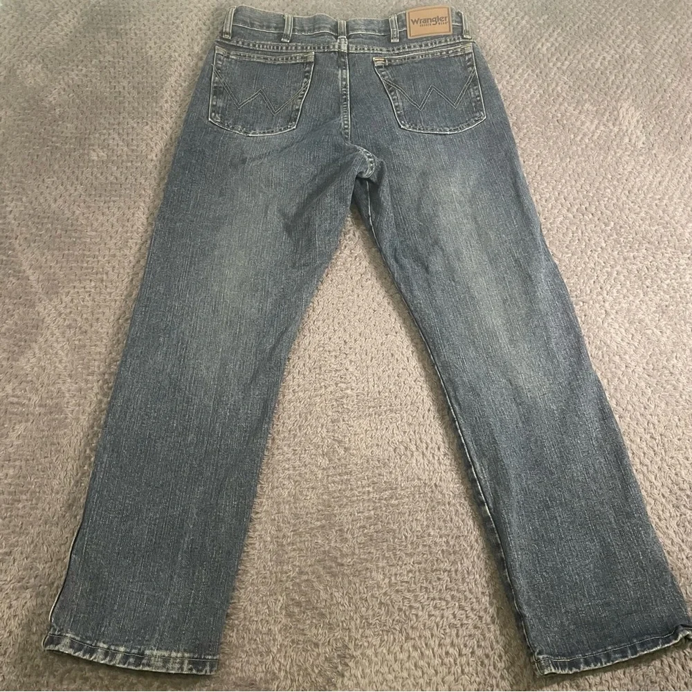 Wrangler‎ Rugged Wear Men’s Medium Wash Blue Jeans Straight Leg Size 34x30 Denim